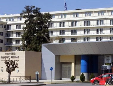 Απίστευτο: Συνέλαβαν περαστικό που φωτογράφιζε το υπουργείο Εθνικής Άμυνας